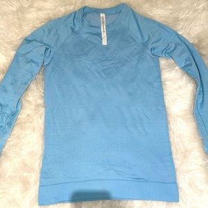 LULU LEMON LONG SLEEVE WORK OUT TOP SIZE 8, LIGHT BLUE. GREAT CONDITION